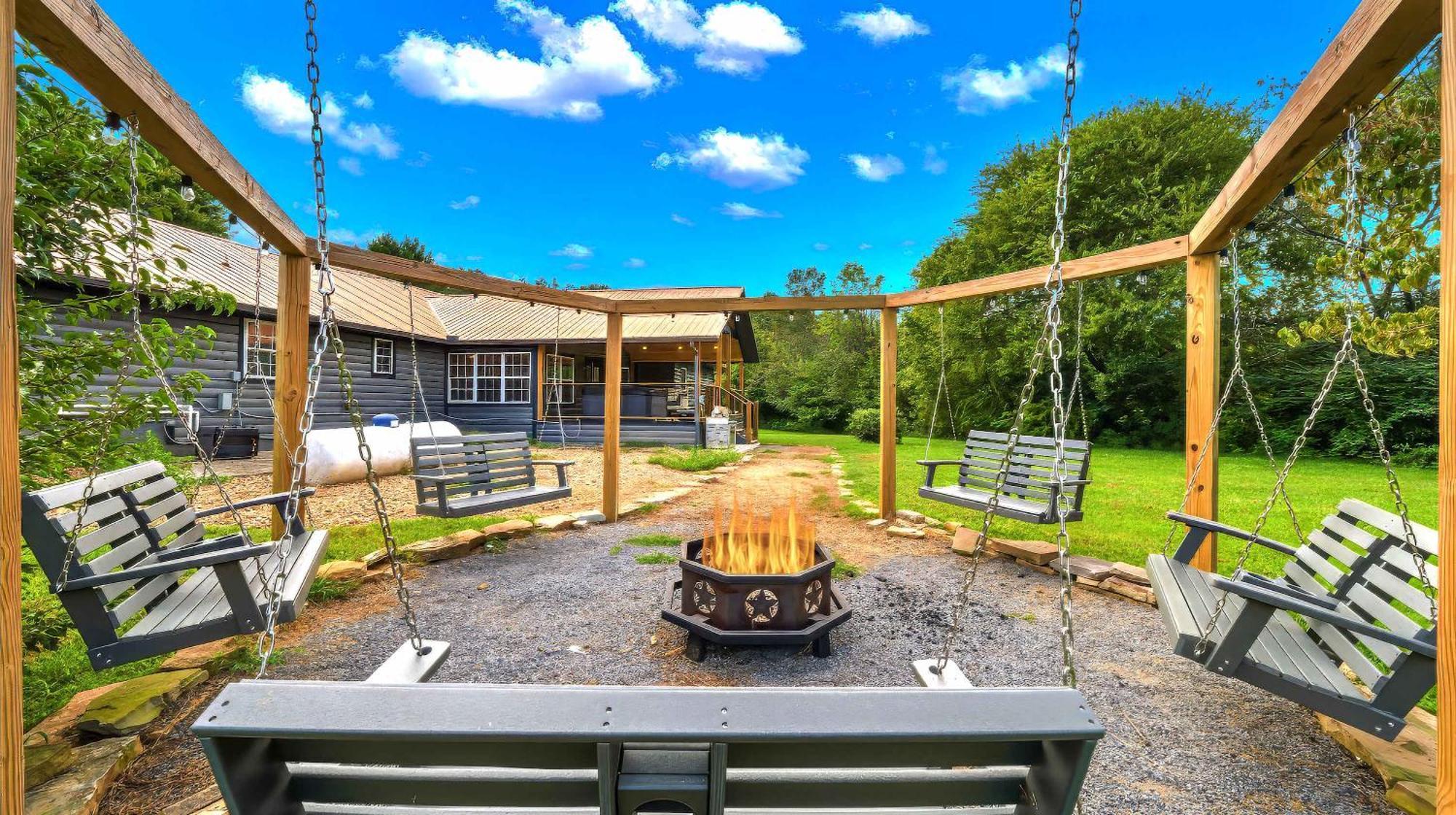 Poolside At Autumn Woods - Pool, Theater, Fireplace, Firepit, Arcade セバービル エクステリア 写真